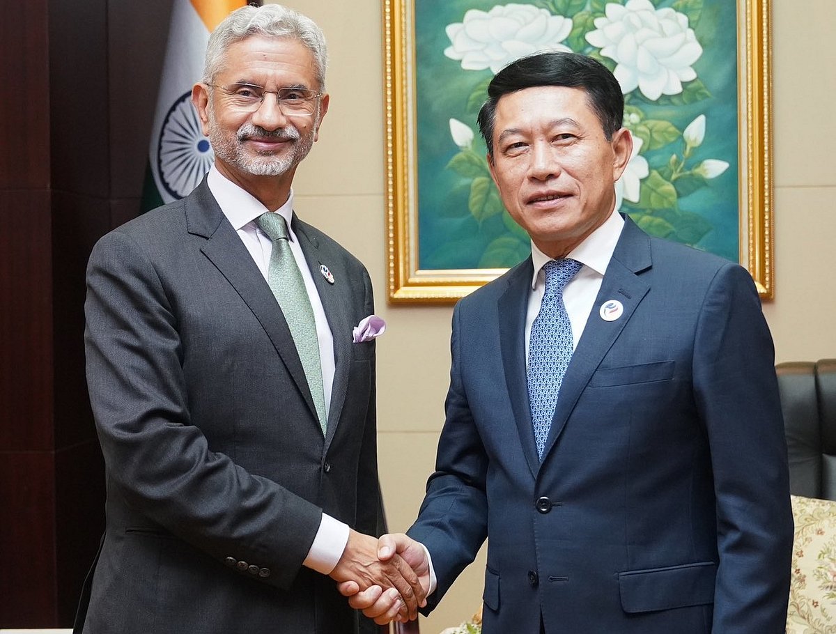 X/MEAIndia : External Affairs Minister S Jaishankar with DPM and FM Saleumxay Kommasith of Lao PDR